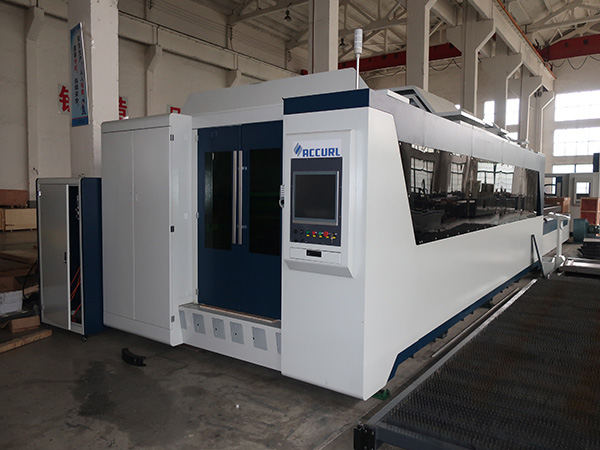 Qiymətli qiyməti 1500w 2000w fiber lazer kəsici maşın
